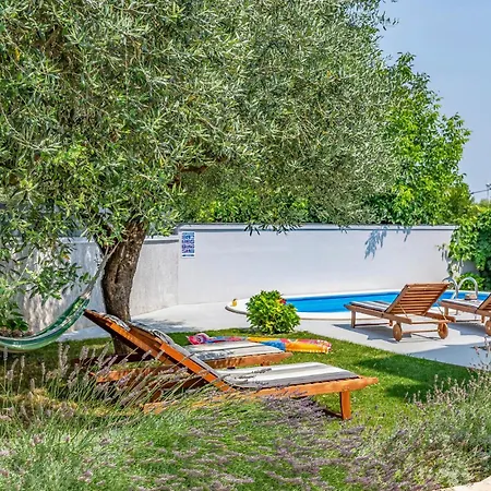 3 Bedroom Gorgeous In Vakantiehuis Valbandon
