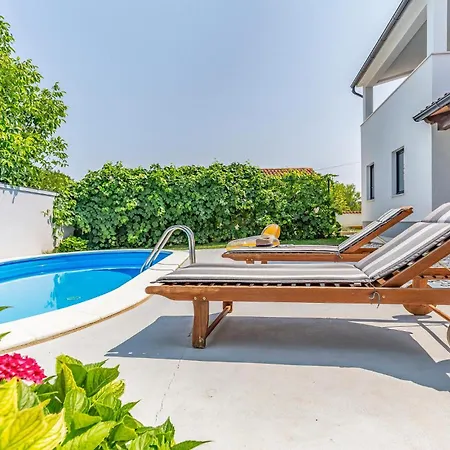 3 Bedroom Gorgeous In Vakantiehuis Valbandon