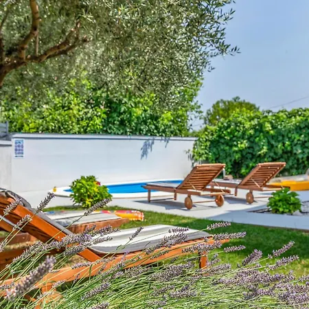 Vakantiehuis 3 Bedroom Gorgeous In Valbandon