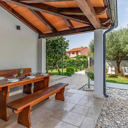3 Bedroom Gorgeous In Vakantiehuis Valbandon