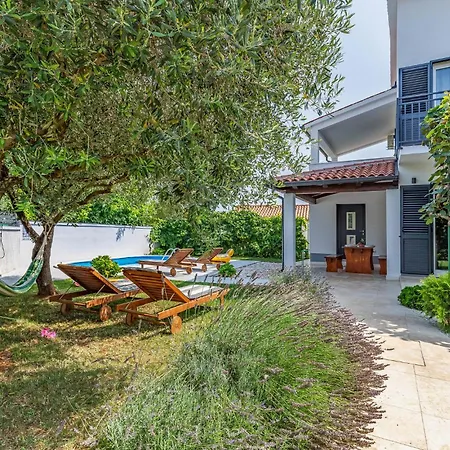 3 Bedroom Gorgeous In Valbandon
